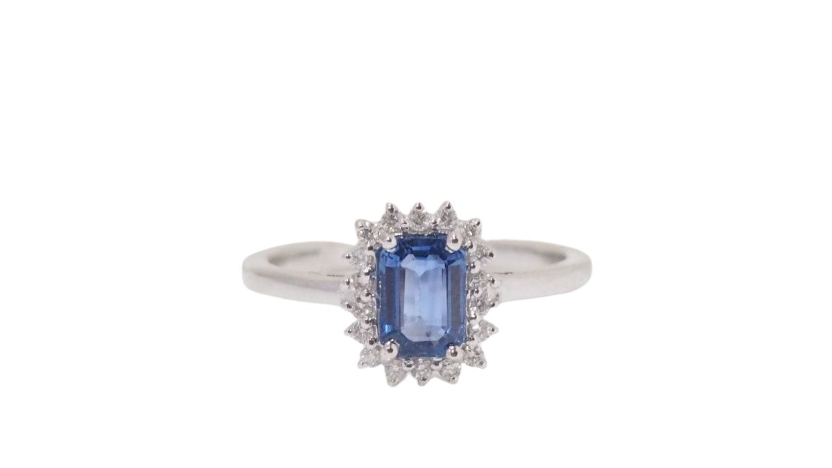 Bague entourage en or blanc, saphir de Ceylan et diamants - Castafiore