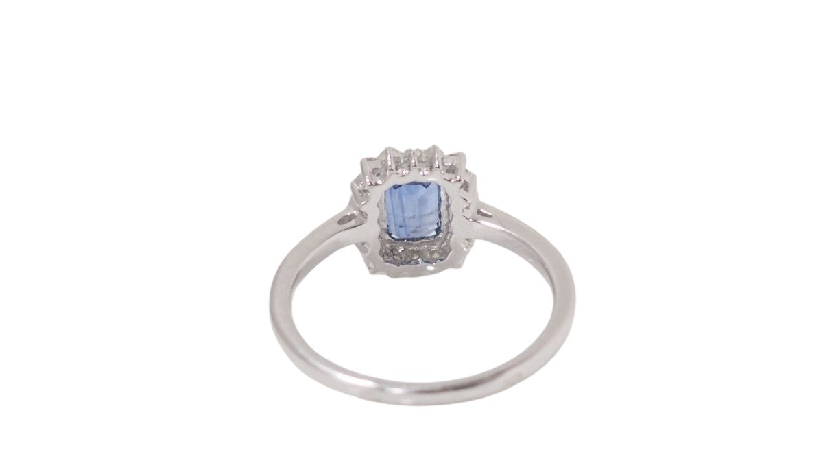Bague entourage en or blanc, saphir de Ceylan et diamants - Castafiore