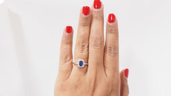 Bague entourage en or blanc, saphir de Ceylan et diamants - Castafiore