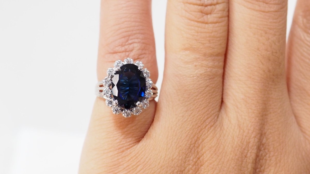 Bague entourage en or blanc, saphir et diamants - Castafiore