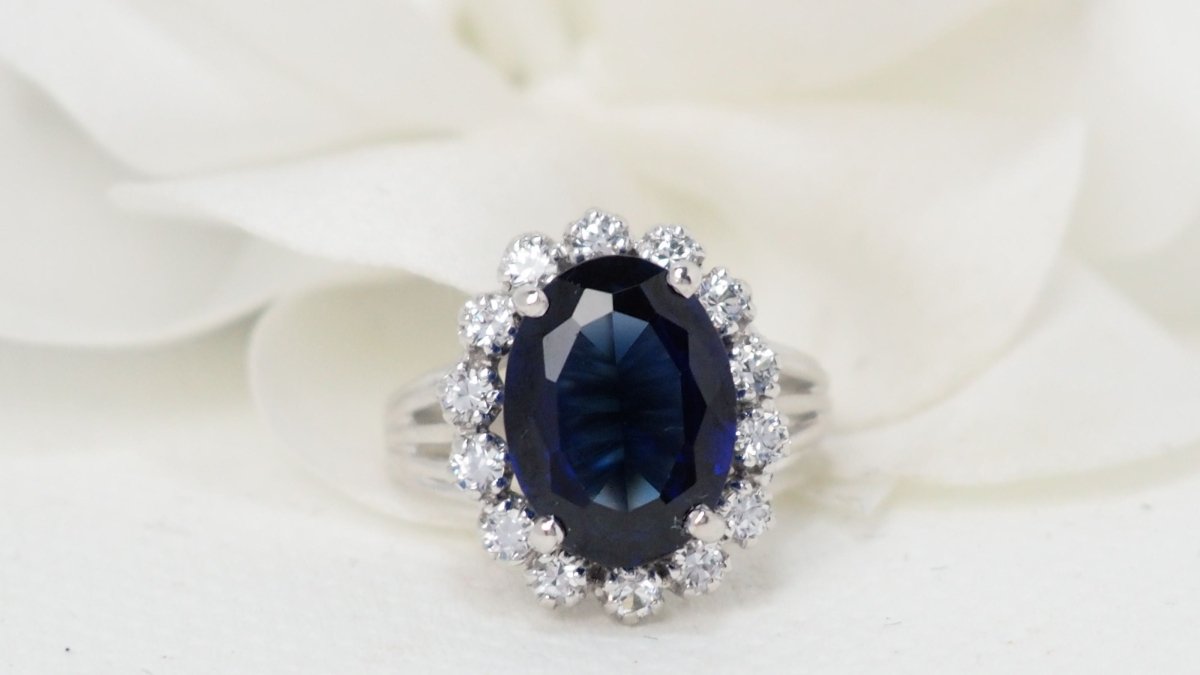 Bague entourage en or blanc, saphir et diamants