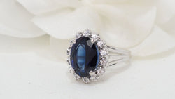 Bague entourage en or blanc, saphir et diamants