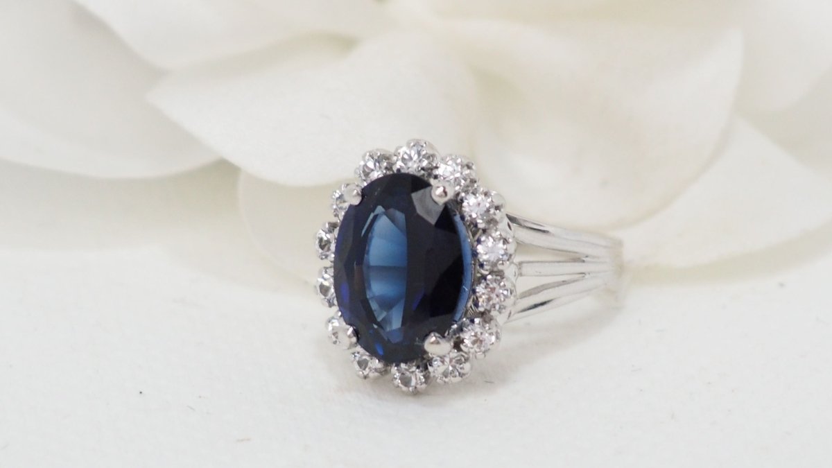 Bague entourage en or blanc, saphir et diamants