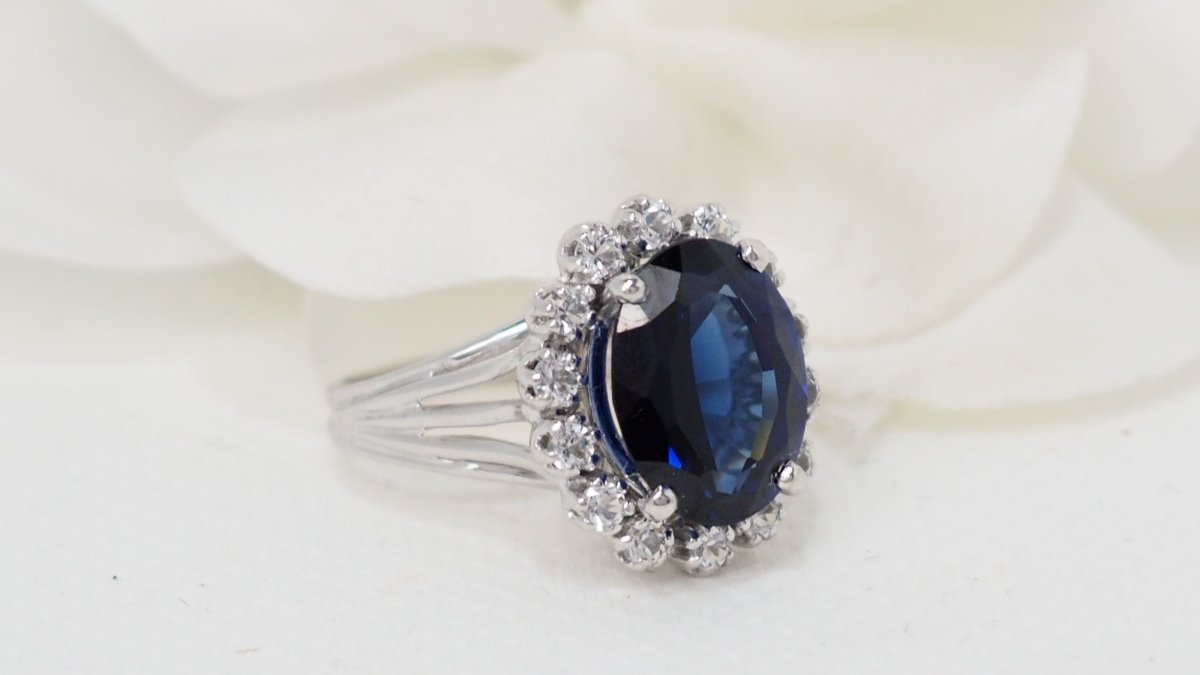 Bague entourage en or blanc, saphir et diamants