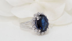 Bague entourage en or blanc, saphir et diamants