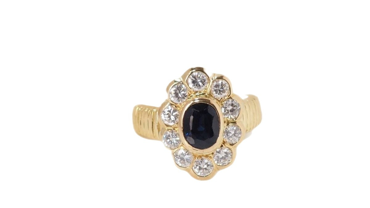 Bague entourage en or jaune, saphir ovale et diamants - Castafiore