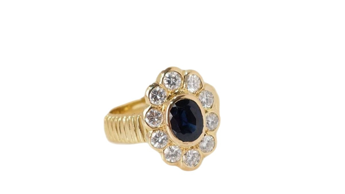 Bague entourage en or jaune, saphir ovale et diamants - Castafiore