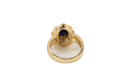 Bague entourage en or jaune, saphir ovale et diamants - Castafiore