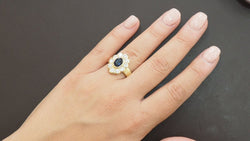 Bague entourage en or jaune, saphir ovale et diamants - Castafiore