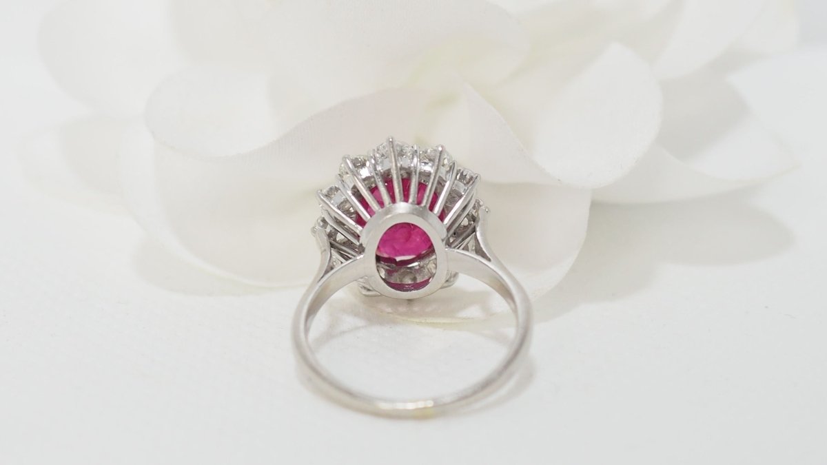 Bague entourage en platine, rubis et diamants - Castafiore