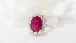 Bague entourage en platine, rubis et diamants - Castafiore