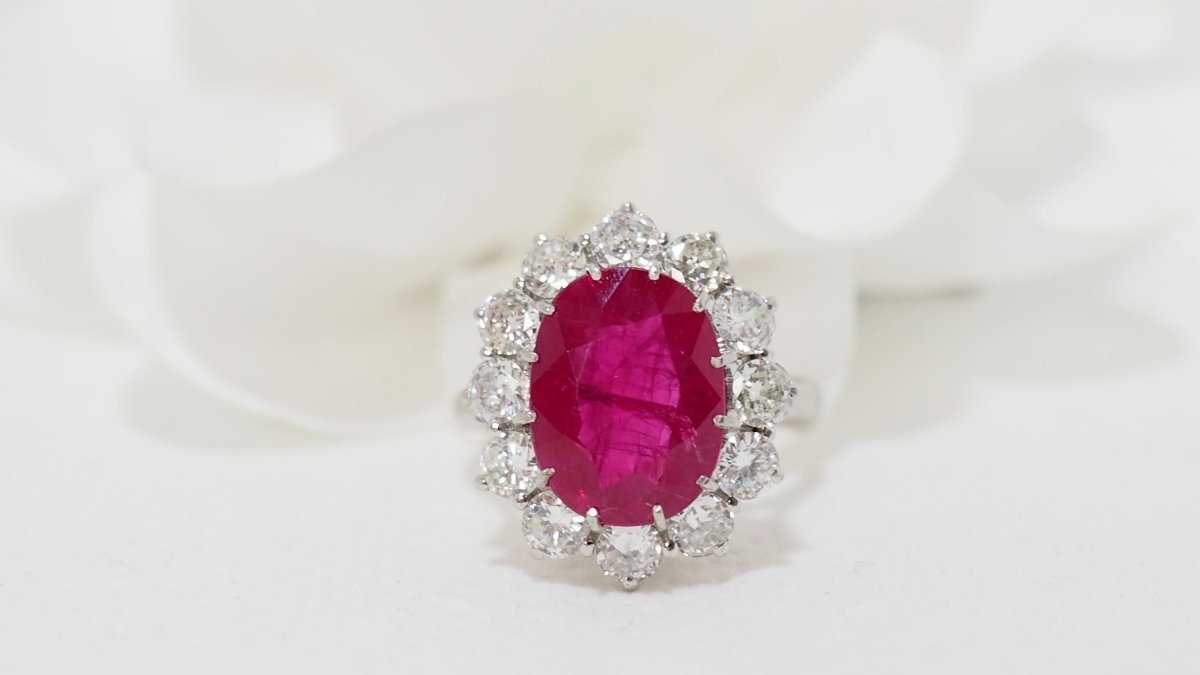 Bague entourage en platine, rubis et diamants - Castafiore