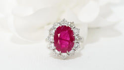 Bague entourage en platine, rubis et diamants - Castafiore
