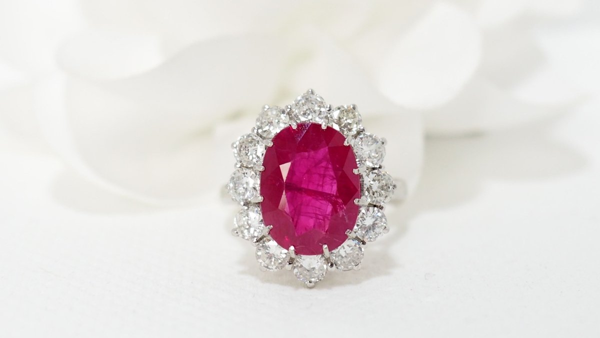 Bague entourage en platine, rubis et diamants - Castafiore