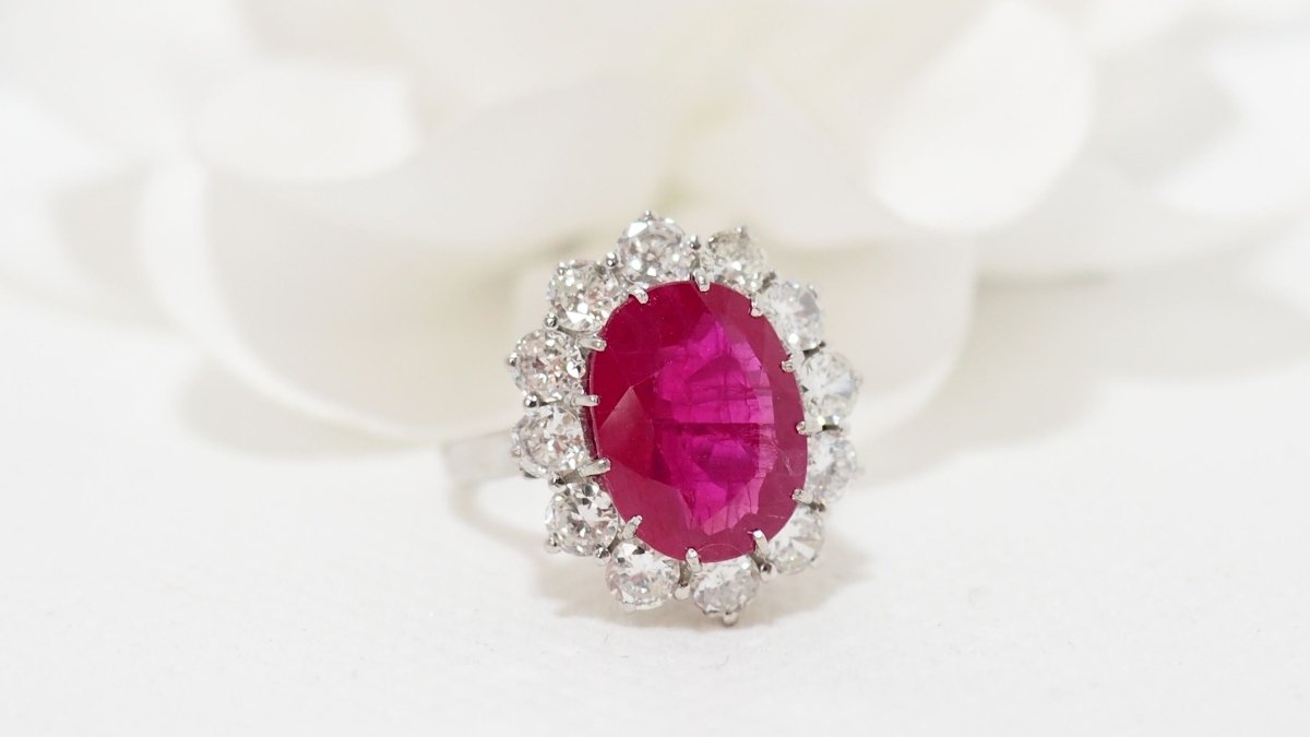 Bague entourage en platine, rubis et diamants - Castafiore
