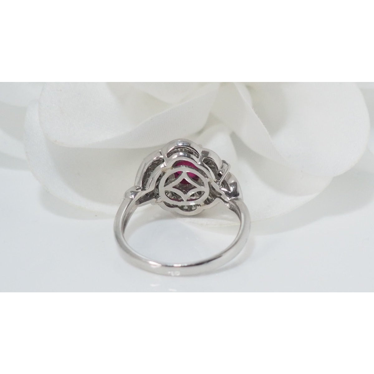 Bague entourage en platine, rubis ovale et diamants - Castafiore