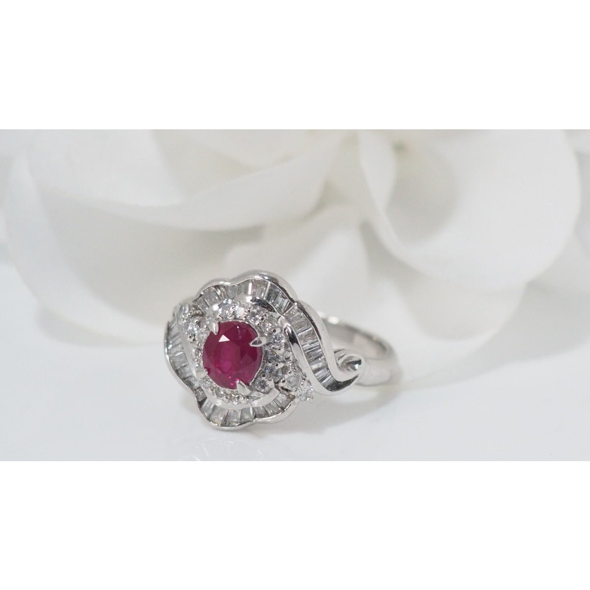 Bague entourage en platine, rubis ovale et diamants - Castafiore