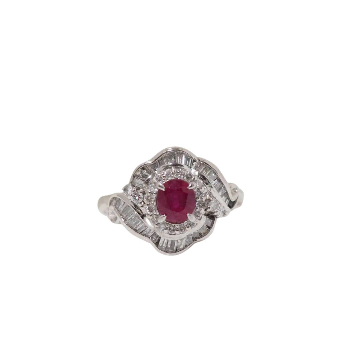 Bague entourage en platine, rubis ovale et diamants - Castafiore