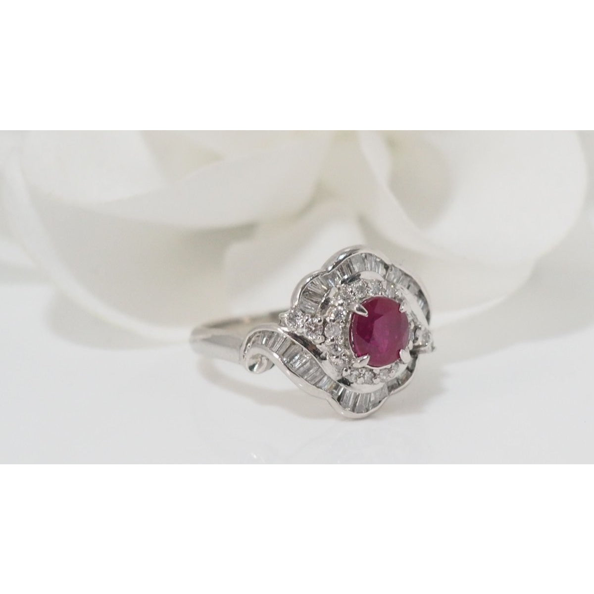 Bague entourage en platine, rubis ovale et diamants - Castafiore