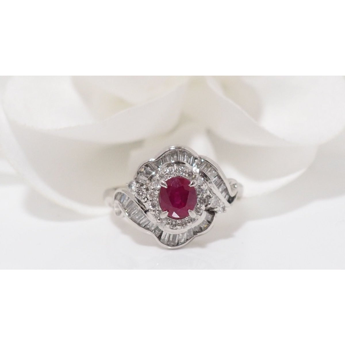 Bague entourage en platine, rubis ovale et diamants - Castafiore