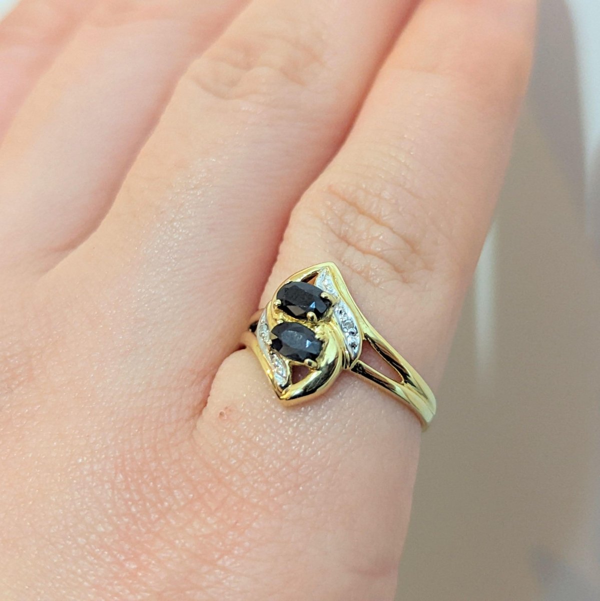 Bague entrelacs de saphirs en or jaune et diamants - Castafiore