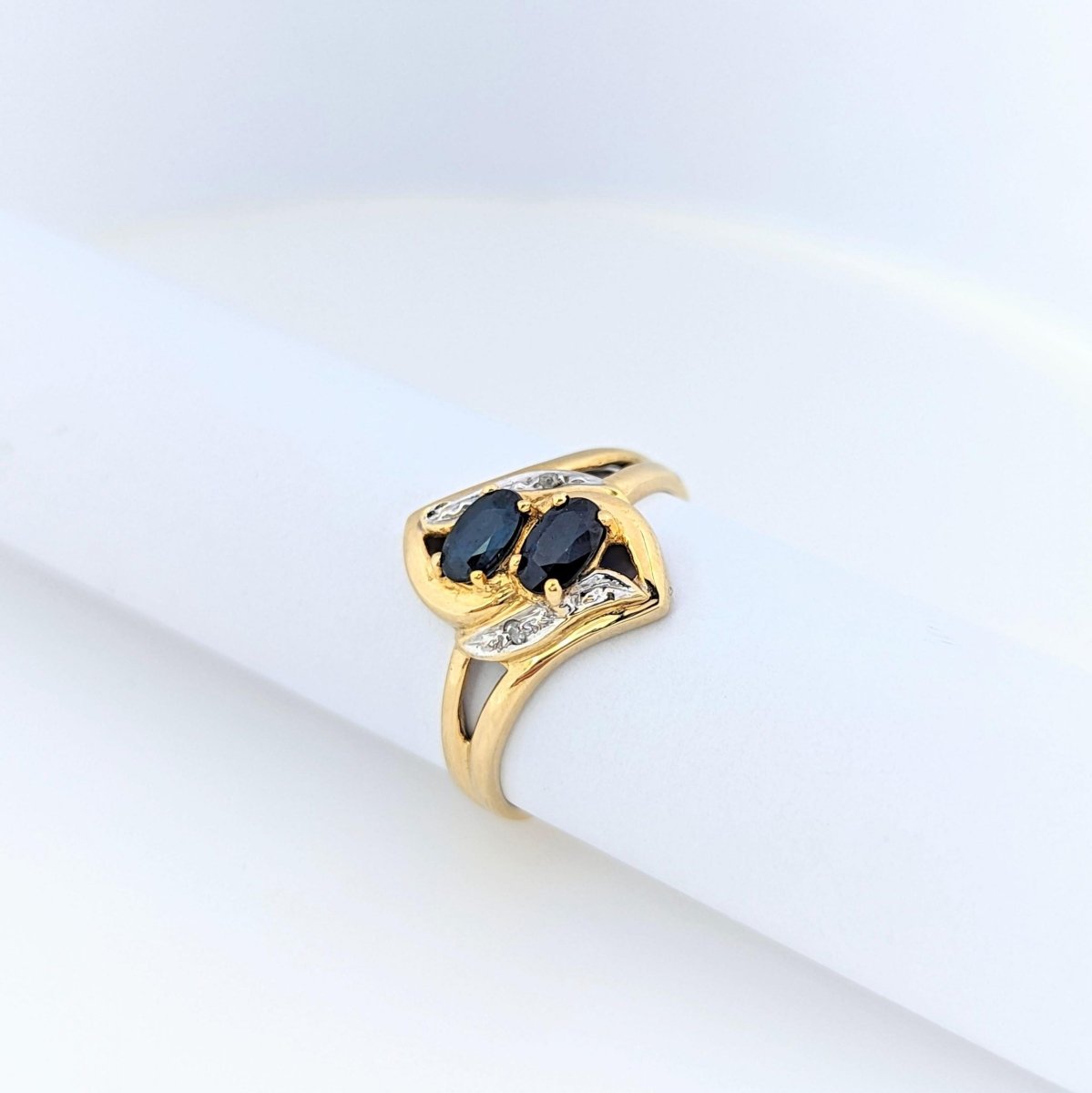 Bague entrelacs de saphirs en or jaune et diamants - Castafiore