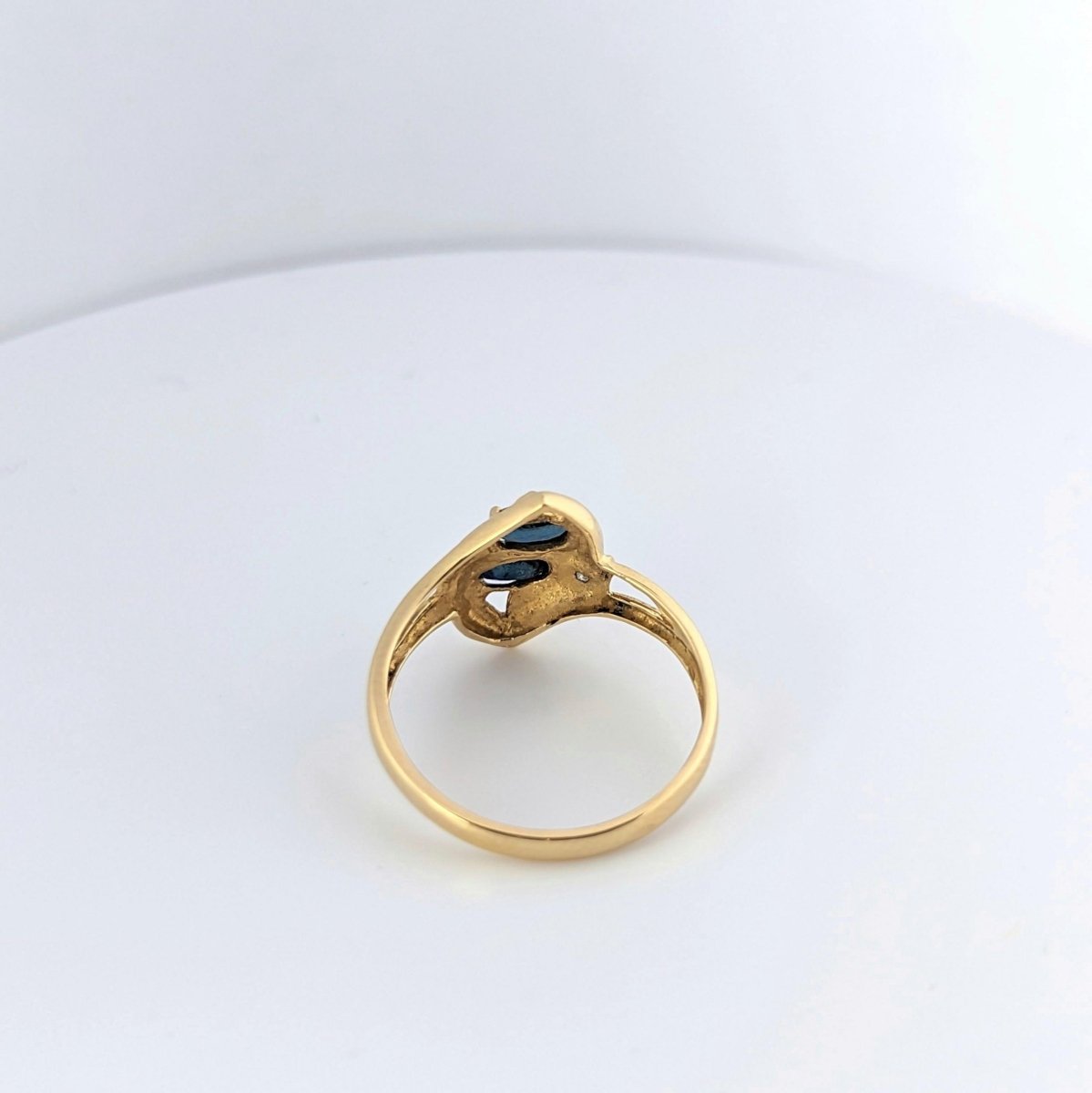 Bague entrelacs de saphirs en or jaune et diamants - Castafiore