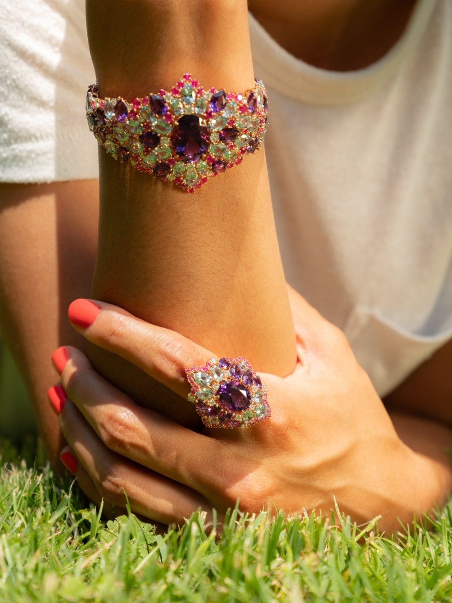 Bague et boucles d'oreilles en or jaune, améthystes, diamants, saphirs roses et topazes - Castafiore