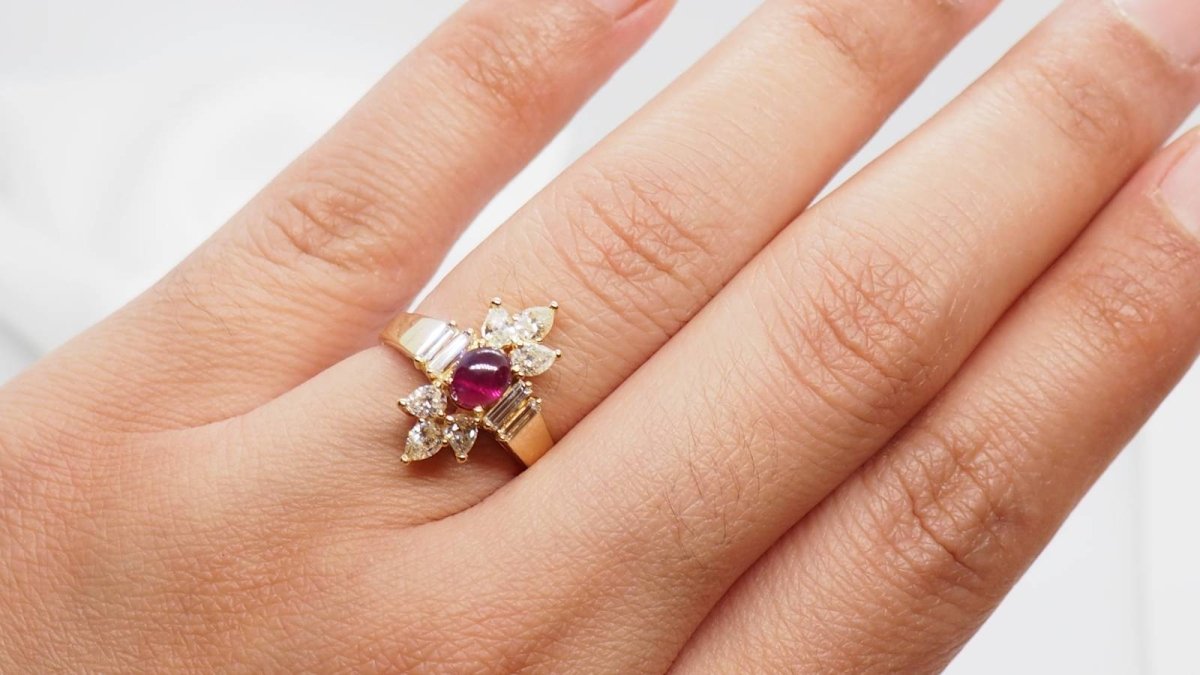 Bague fleur en or jaune, cabochon de rubis et diamants - Castafiore