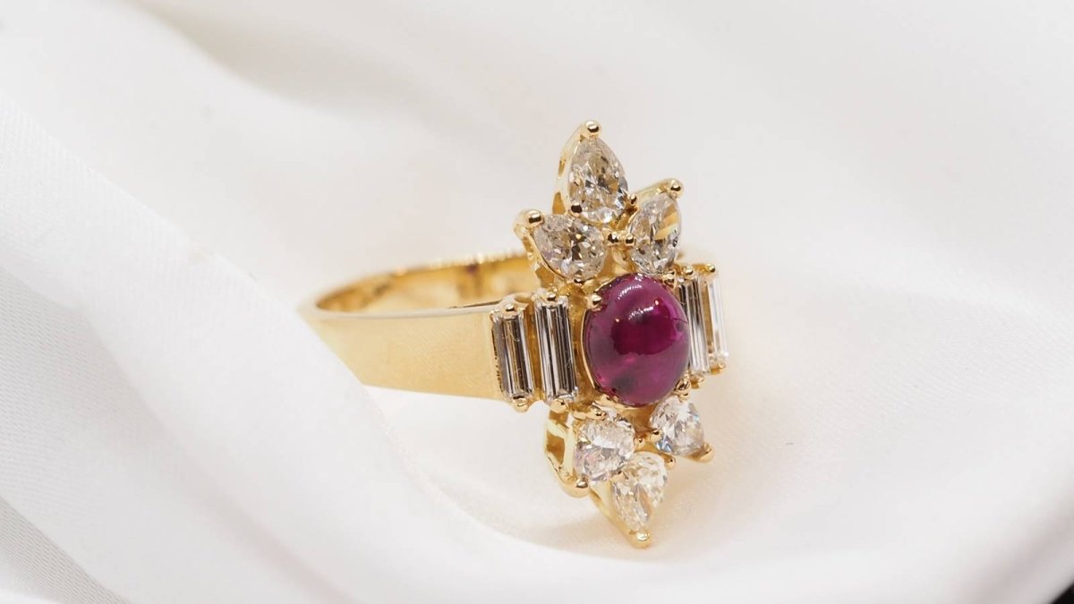 Bague fleur en or jaune, cabochon de rubis et diamants - Castafiore