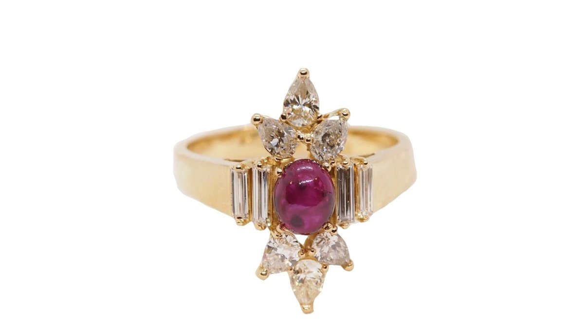 Bague fleur en or jaune, cabochon de rubis et diamants - Castafiore