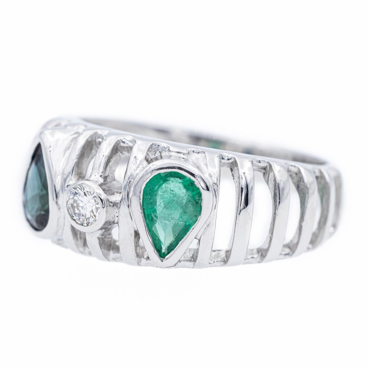 Bague Jonc ajouré en or blanc, saphir, émeraude et diamant - Castafiore