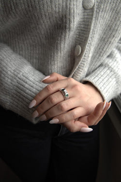 Bague Jonc ajouré en or blanc, saphir, émeraude et diamant - Castafiore