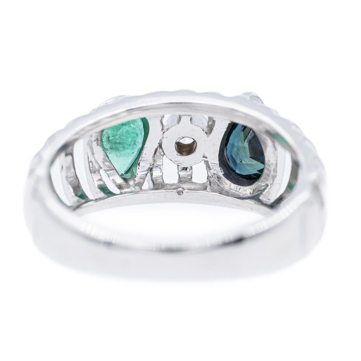 Bague Jonc ajouré en or blanc, saphir, émeraude et diamant - Castafiore