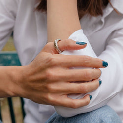 Bague Jonc CHAUMET en or blanc ciselé - Castafiore