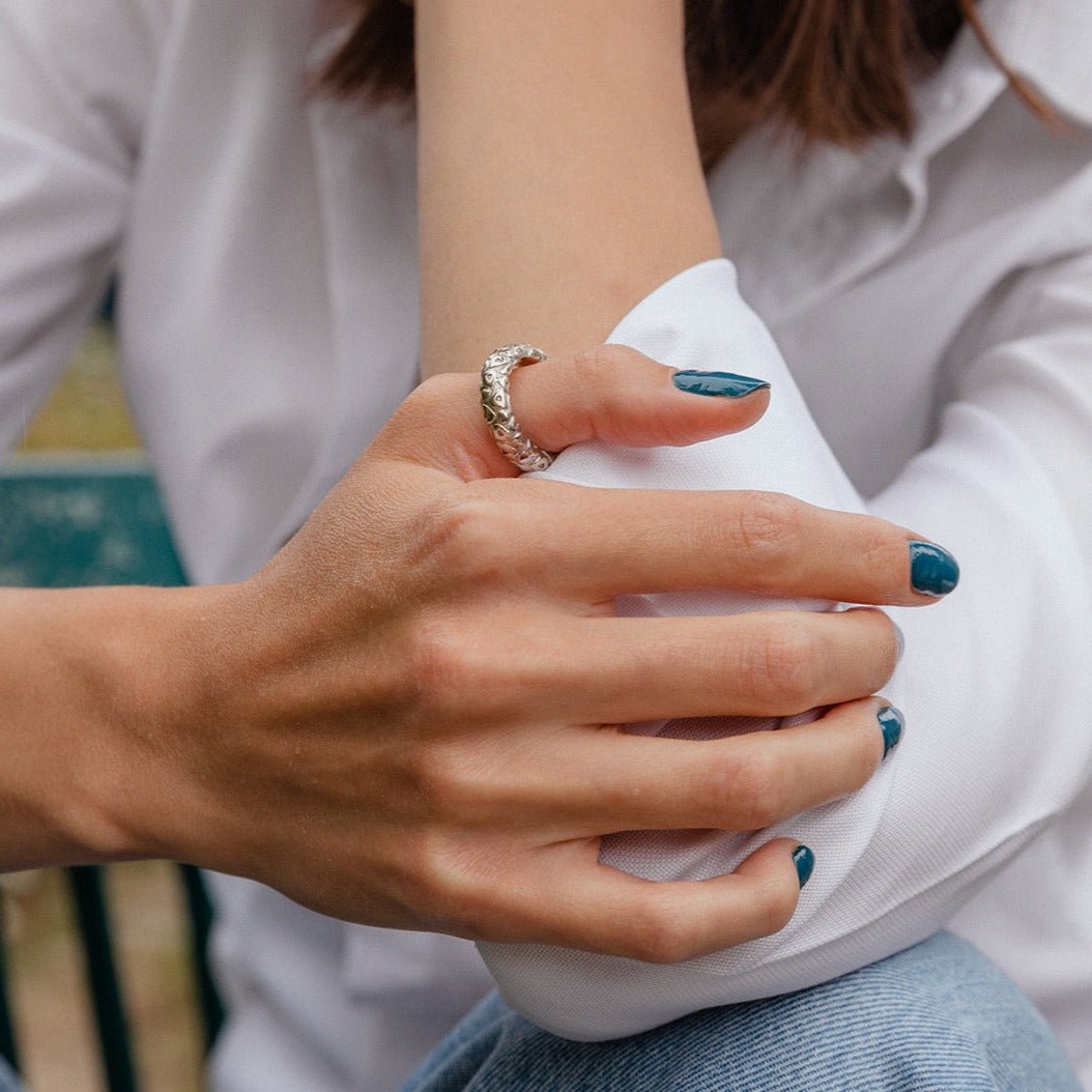 Bague Jonc CHAUMET en or blanc ciselé - Castafiore