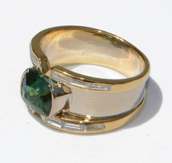 Bague jonc en or jaune ornée d'une Tourmaline sur une descente de diamant baguette - Castafiore