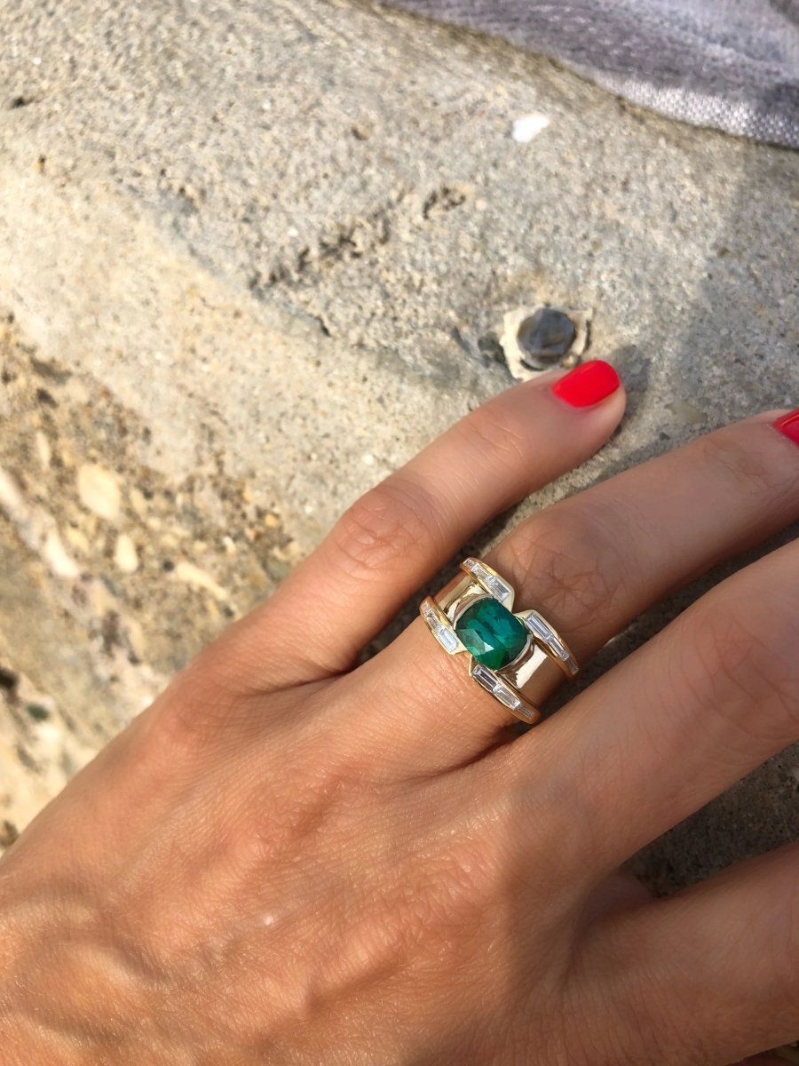 Bague jonc en or jaune ornée d'une Tourmaline sur une descente de diamant baguette - Castafiore