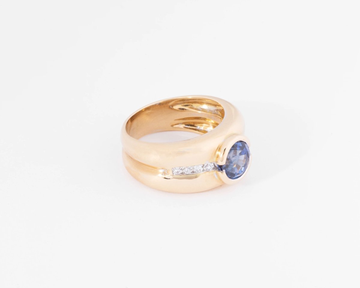 Bague jonc or jaune ornée d'un saphir taille ronde et diamant - Castafiore