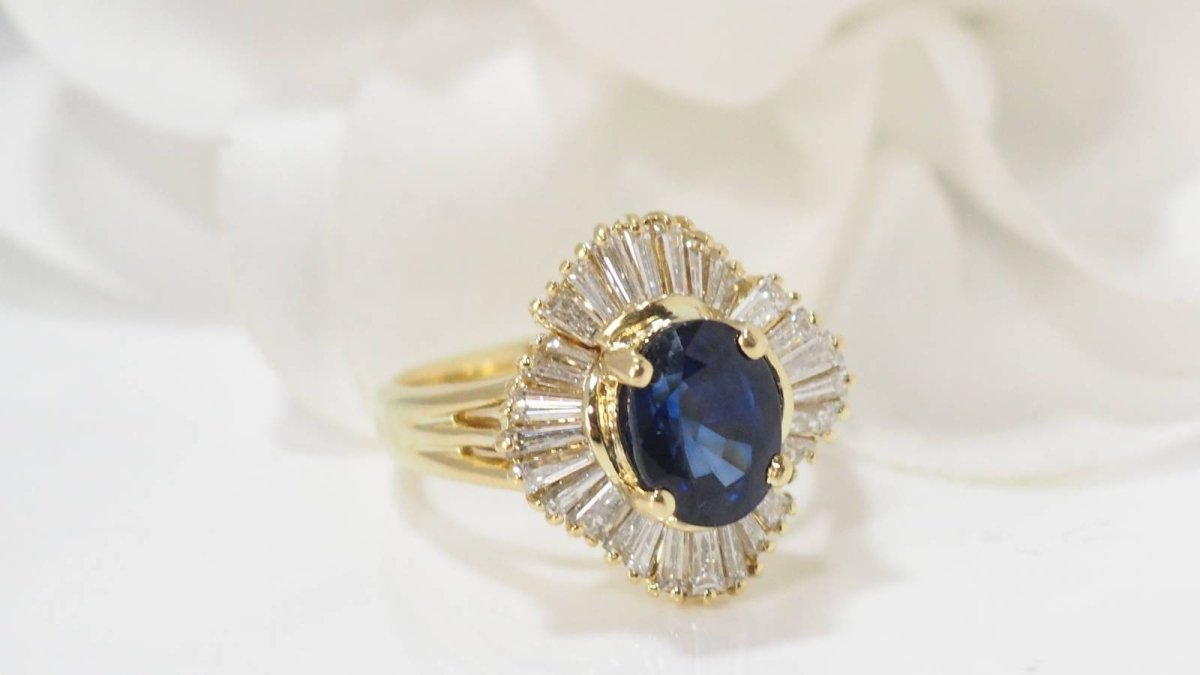 Bague Jupe en or jaune, Saphir ovale et diamants - Castafiore