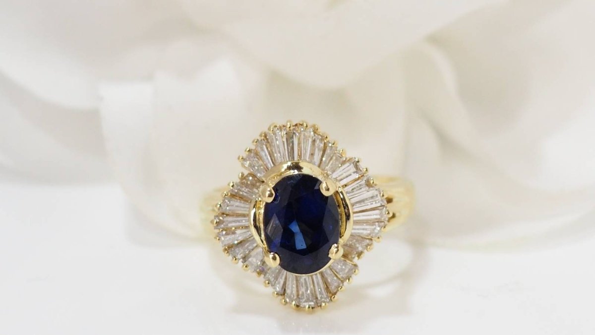 Bague Jupe en or jaune, Saphir ovale et diamants - Castafiore