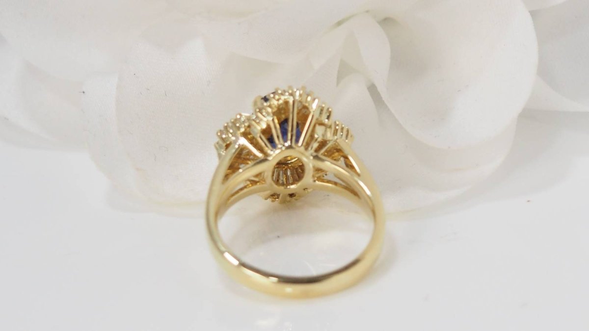 Bague Jupe en or jaune, Saphir ovale et diamants - Castafiore