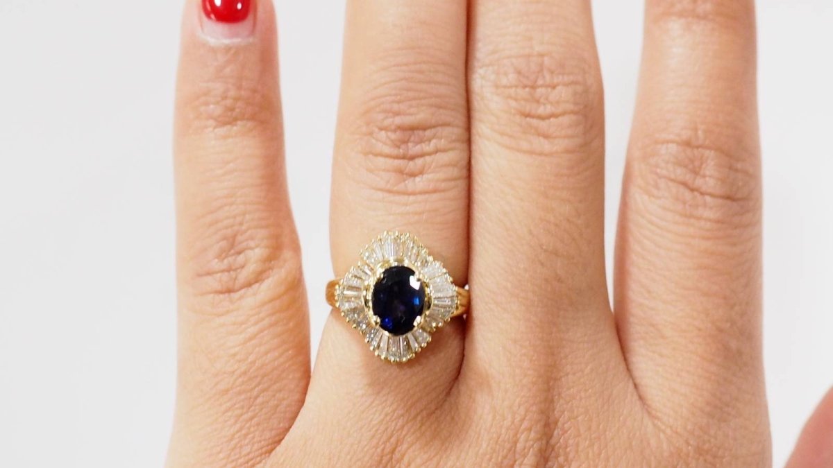 Bague Jupe en or jaune, Saphir ovale et diamants - Castafiore