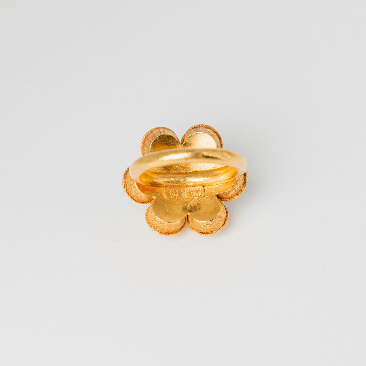 Bague Lalaounis en or jaune et cabochons d'émeraudes et d'un saphir - Castafiore