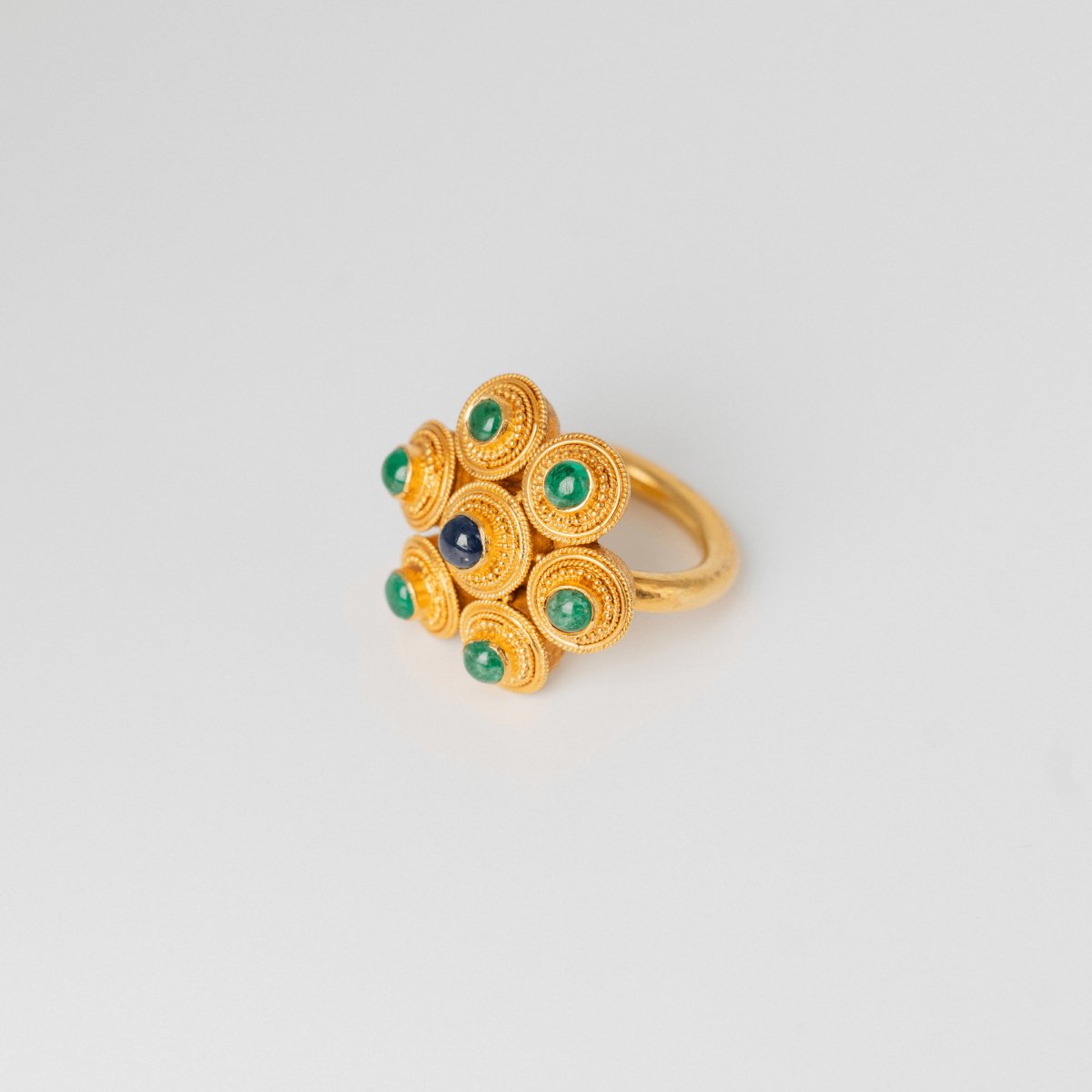 Bague Lalaounis en or jaune et cabochons d'émeraudes et d'un saphir - Castafiore