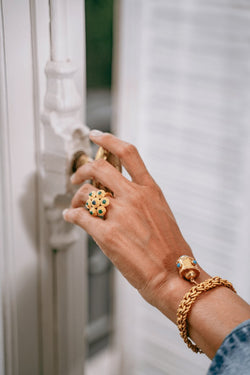 Bague Lalaounis en or jaune et cabochons d'émeraudes et d'un saphir - Castafiore