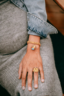 Bague Lalaounis en or jaune et cabochons d'émeraudes et d'un saphir - Castafiore
