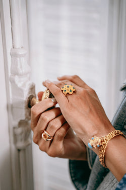 Bague Lalaounis en or jaune et cabochons d'émeraudes et d'un saphir - Castafiore