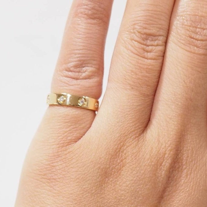 Bague "Love" CARTIER en or jaune et diamants - Castafiore