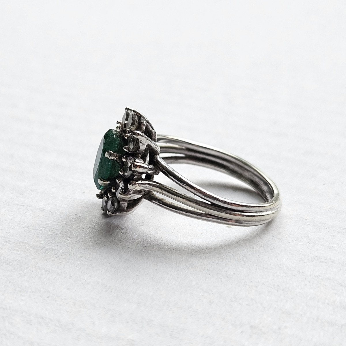 Ring emerald and diamond daisy triple ring white gold Castafiore